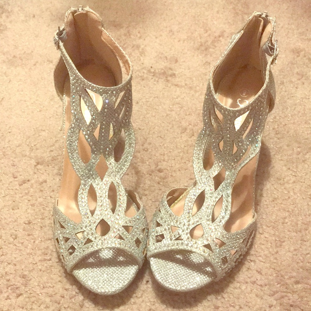 Woman’s Silver Dress shoes